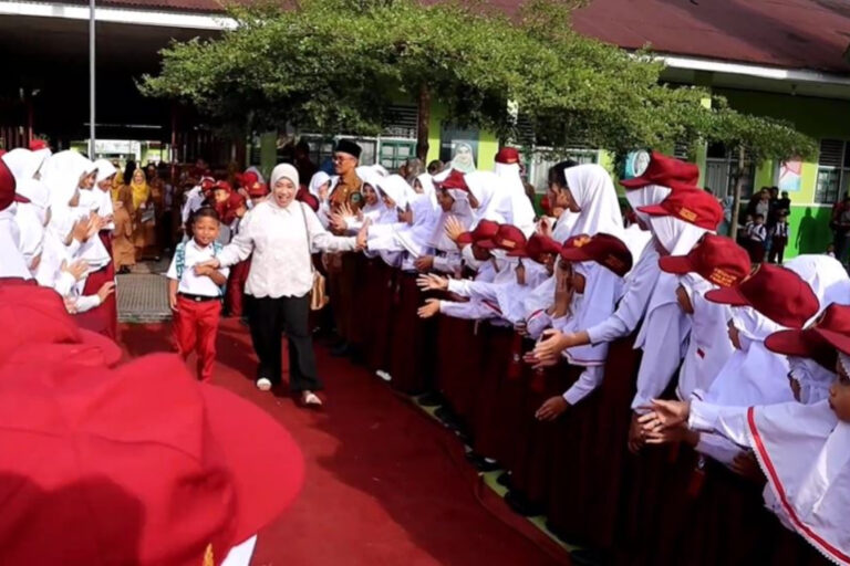 Sambutan Spesial! SD di Pasaman Gelar Karpet Merah untuk Siswa Baru